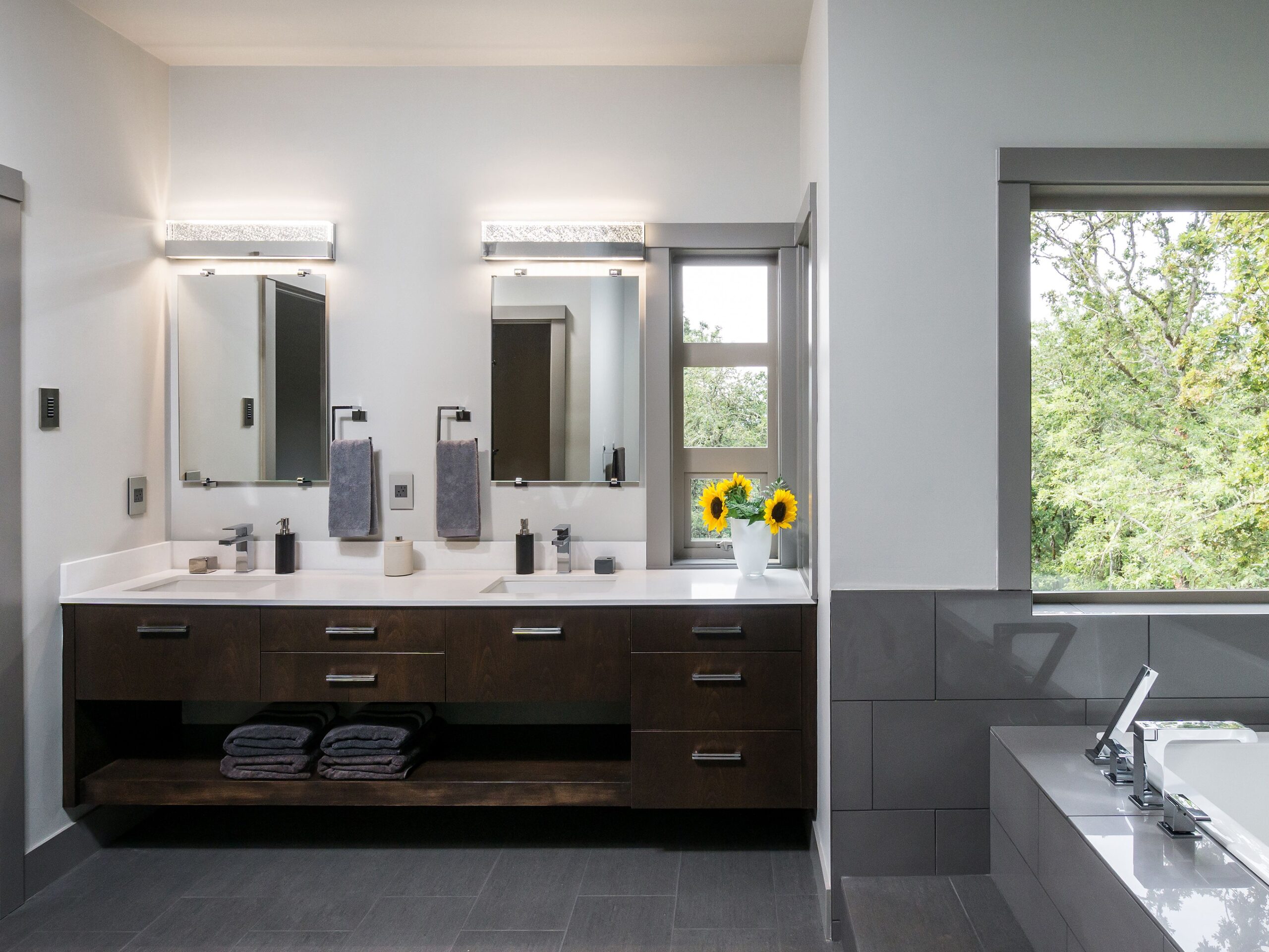 Fizz-III-24-LED-Vanity E22757_89PC - Image 2